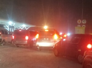 Автомобилисты Сахалина страдают от огромных очередей на местных АЗС