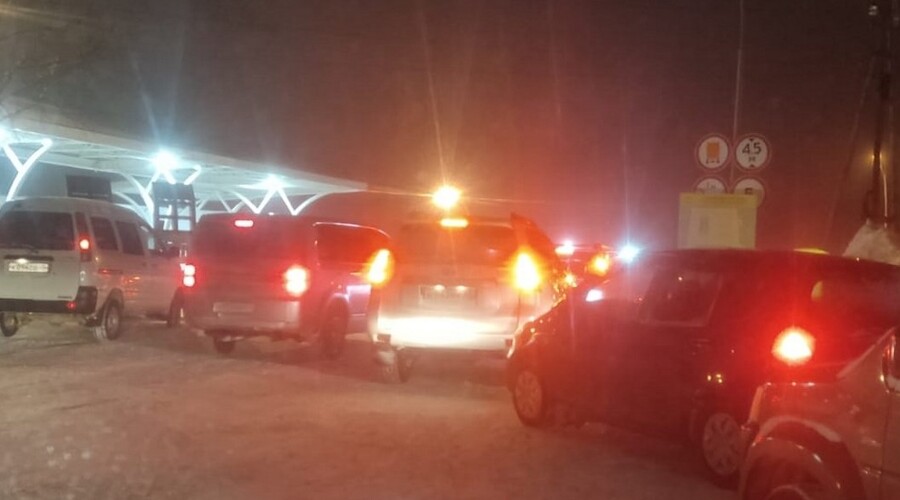 Автомобилисты Сахалина страдают от огромных очередей на местных АЗС