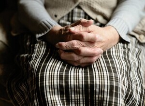 Комиссии за оплату услуг ЖКХ отменят российским пенсионерам