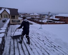 Ручная уборка снега и наледи.
