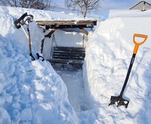 Ручная уборка снега и наледи.
