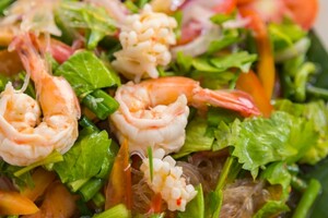 Салат с креветкой и сыром