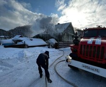 Соседи вытащили из горящего дома в Южно-Сахалинске мужчину