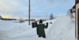 Ручная уборка снега и наледи.