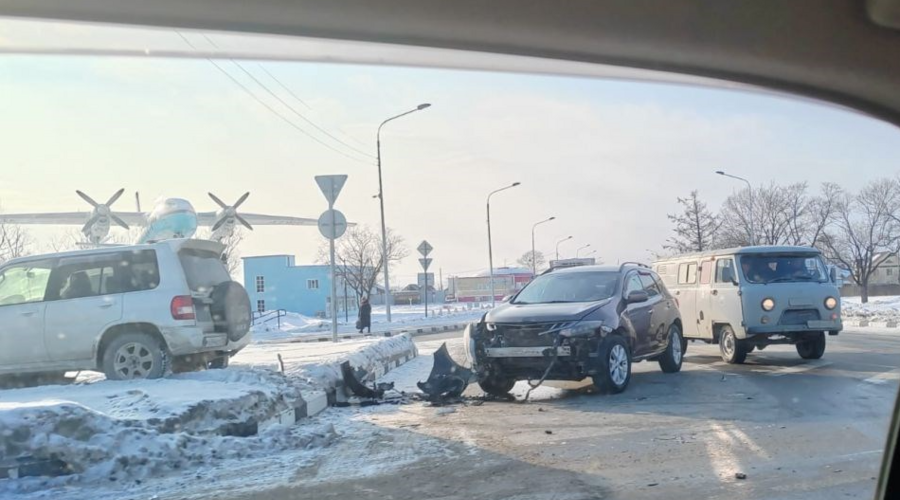 Массовое ДТП произошло по дороге в аэропорт в Южно-Сахалинске