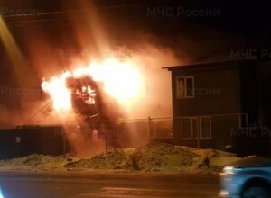 Людей эвакуировали: открытым огнем охватило многоквартирный дом в Южно-Сахалинске