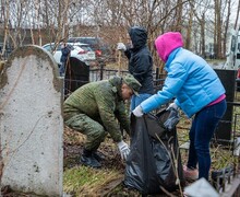 В преддверии Дня Победы в Южно-Сахалинске привели в порядок могилы ветеранов