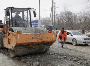 В Южно-Сахалинске приводят в порядок грунтовые дороги после зимы - план работы
