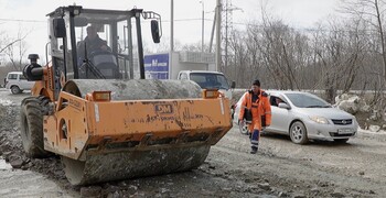 В Южно-Сахалинске приводят в порядок грунтовые дороги после зимы - план работы
