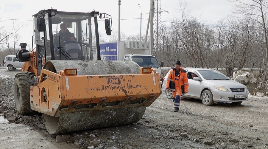 В Южно-Сахалинске приводят в порядок грунтовые дороги после зимы - план работы