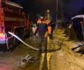 В дачном секторе Южно-Сахалинска 9 пожарных тушили бесхозное строение