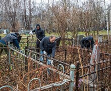 В преддверии Дня Победы в Южно-Сахалинске привели в порядок могилы ветеранов