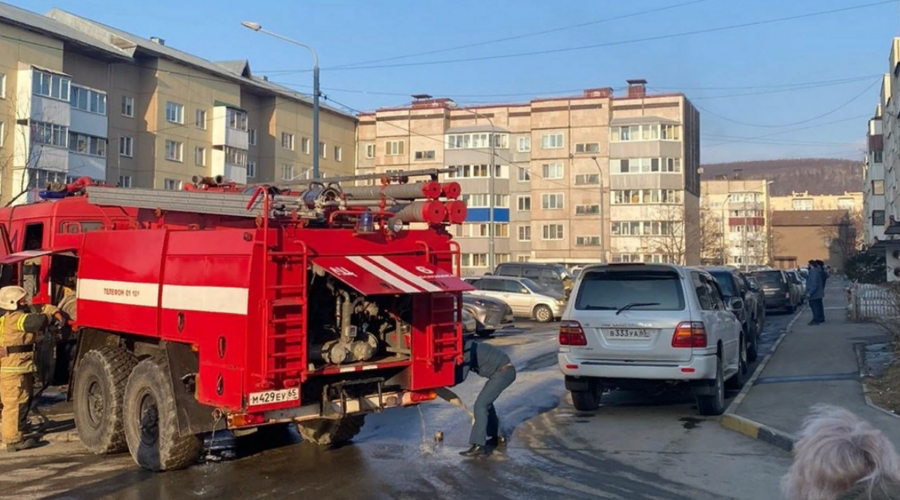 Во дворе Южно-Сахалинска задымилась Toyota Probox