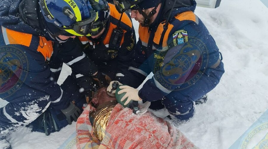 Соседи вытащили из горящего дома в Южно-Сахалинске мужчину