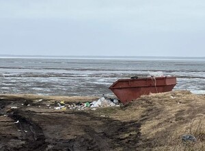 Сахалинцы пожаловались на кучи мусора на побережье озера Буссе