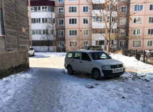 Автохам выбрал парковку на замёрзшем газоне, нежели в полупустом дворе